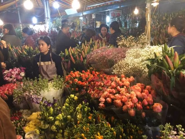 Chợ hoa Quảng Bá, Hà Nội họp xuyên đêm những ngày cận Tết ảnh 6