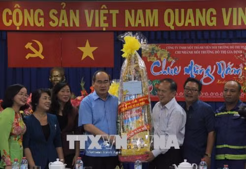 Bí thư Thành ủy TP Hồ Chí Minh chúc Tết công nhân môi trường đô thị ảnh 1