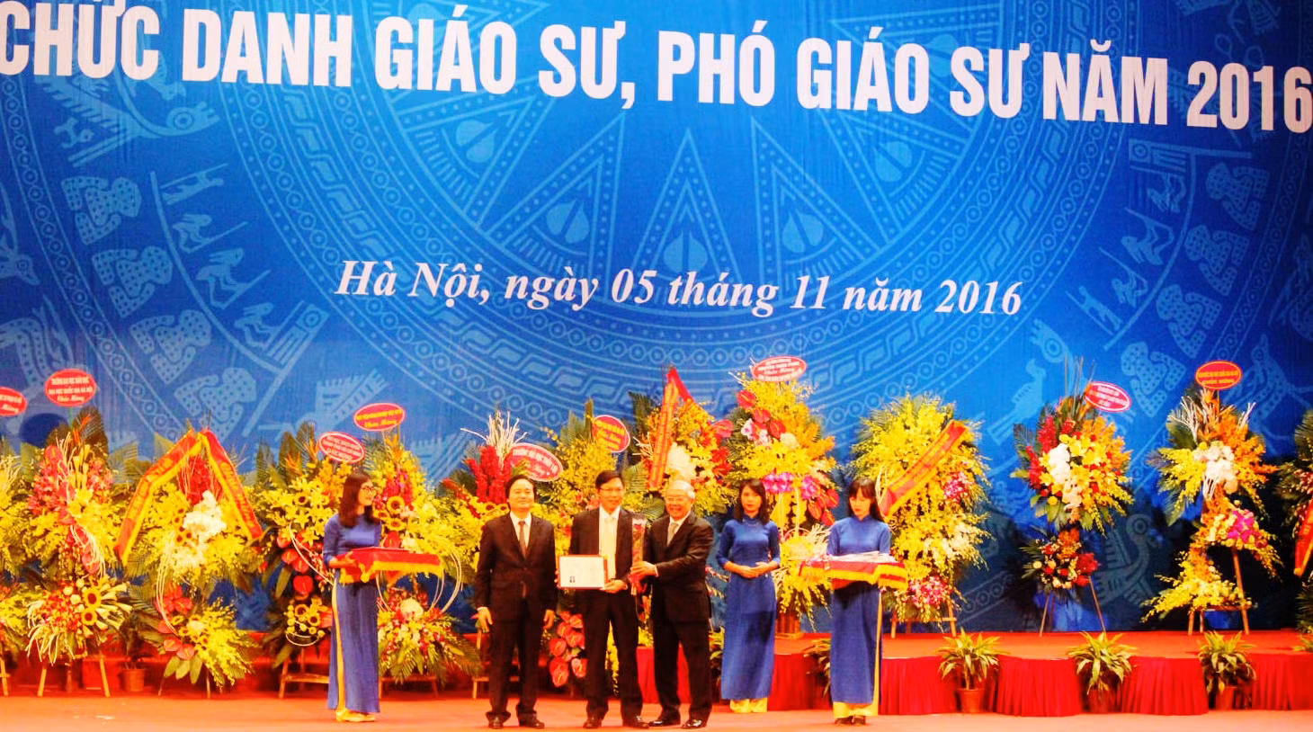Giáo sư, phó giáo sư tăng bao nhiêu là đột biến? ảnh 1