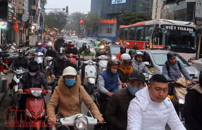 Cận Tết Nguyên đán, người dân Hà Nội chật vật đi lại vì ùn tắc ảnh 4