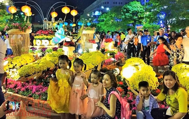 Tối 29 Tết, đường hoa Tết Nguyễn Huệ đông nghịt người du Xuân ảnh 3