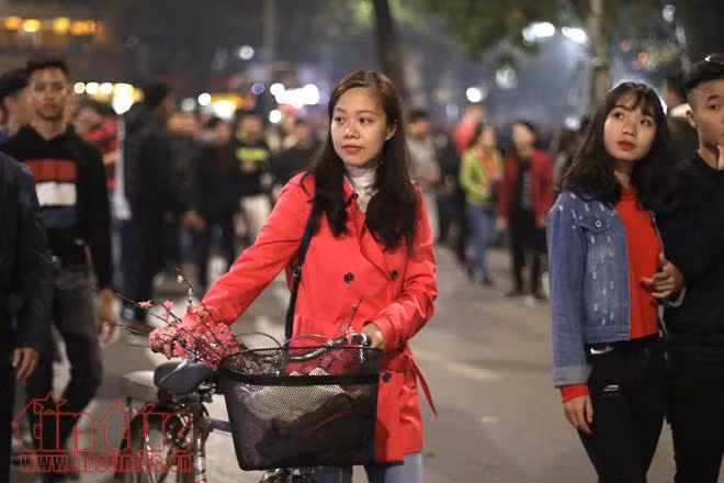 Người dân Hà Nội đổ ra đường chào đón khoảnh khắc Giao thừa ảnh 6