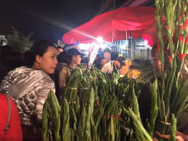 Chợ hoa Quảng Bá, Hà Nội họp xuyên đêm những ngày cận Tết ảnh 7