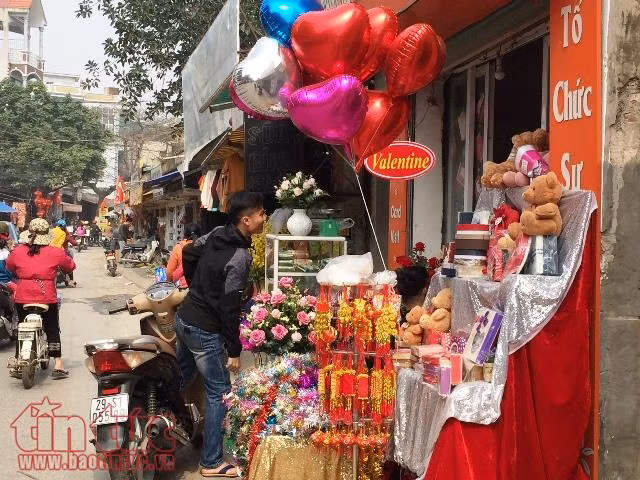 Sát sạt Tết Nguyên đán, thị trường Valentine ảm đạm ảnh 1