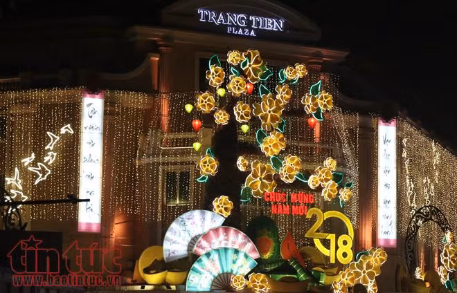 Trung tâm Hà Nội rực rỡ trước thềm Tết Nguyên đán ảnh 12