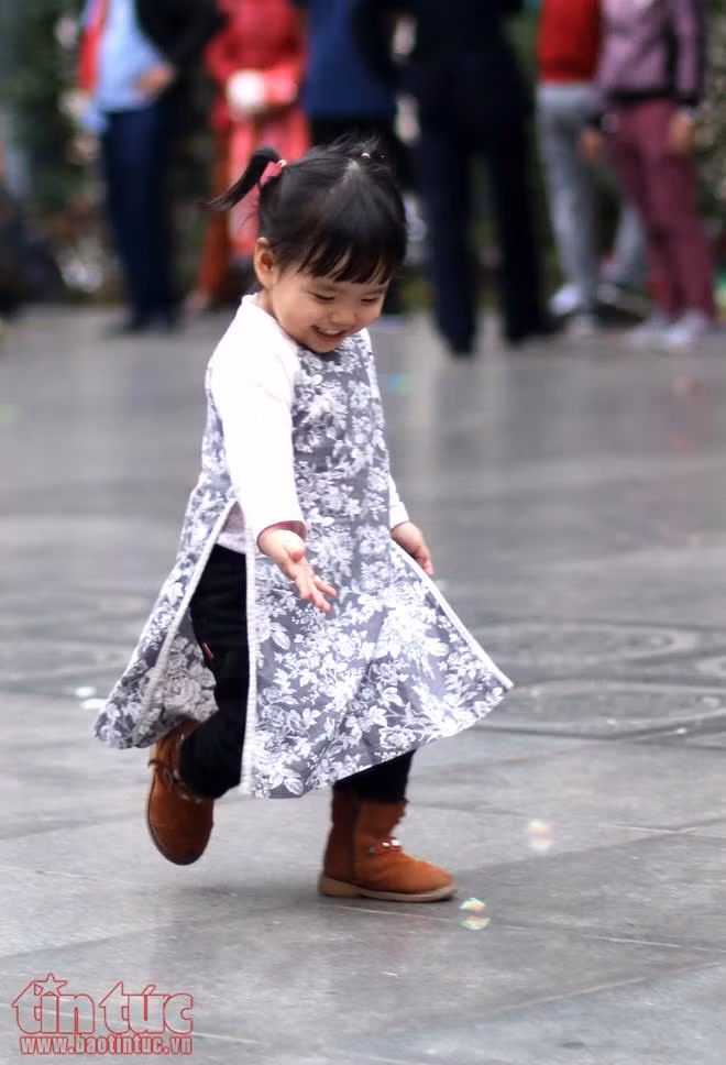 Trẻ nhỏ Hà Nội xúng xính áo dài chơi Tết ảnh 10