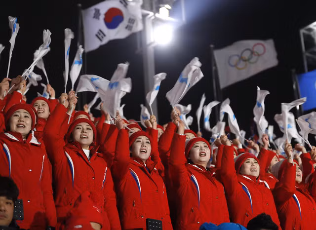 Đội cổ vũ Triều Tiên rạng rỡ 'tiếp lửa' tại lễ khai mạc Olympic ảnh 5