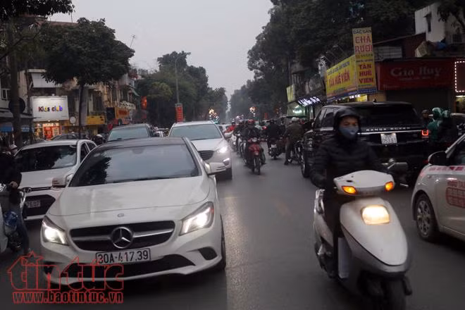 Cận Tết Nguyên đán, người dân Hà Nội chật vật đi lại vì ùn tắc ảnh 1