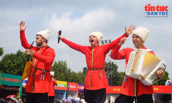 Nghệ sĩ Nhà hát ca nhạc “Yar” Moskva trình diễn những giai điệu dân ca và âm nhạc truyền thống Cossack.