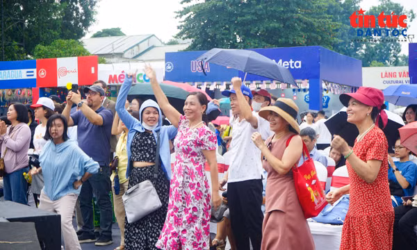 Du khách say mê khám phá ‘một vòng thế giới’ giữa Hà Nội 