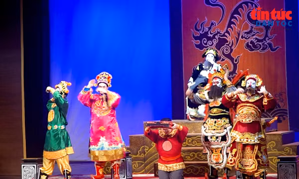 Làm mới sân khấu truyền thống qua trải nghiệm ‘Nhập cung’