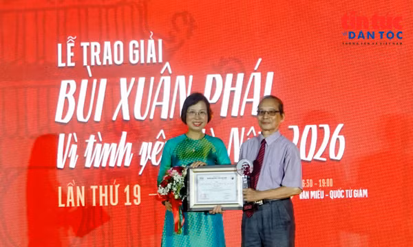 Giải thưởng Lớn của Giải thưởng Bùi Xuân Phái - Vì tình yêu Hà Nội lần thứ 19 được trao cho nhà thơ Bằng Việt.