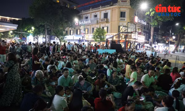 Người dân đổ về Hồ Gươm chờ pháo hoa mừng Ngày Giải phóng Thủ đô