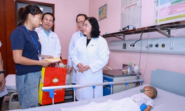 Chủ tịch Ủy ban Trung ương MTTQ Việt Nam Bùi Thị Minh Hoài tặng quà Trung thu cho bệnh nhi 