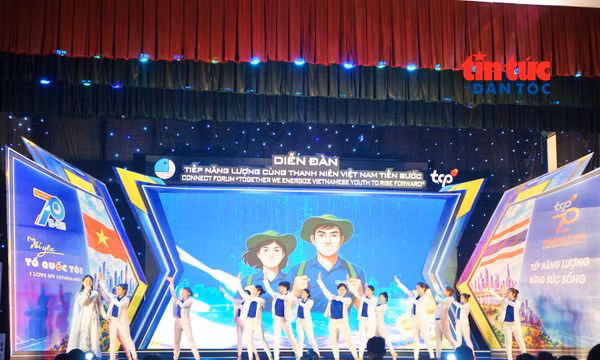 Các đại biểu chụp ảnh kỷ niệm tại chương trình.