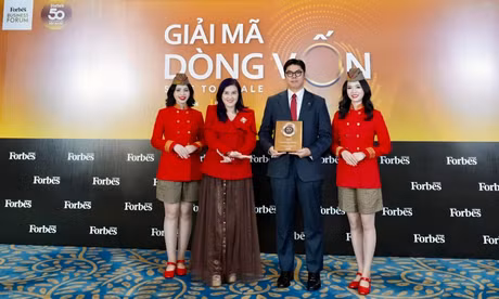 Phó Chủ tịch HĐQT, Phó Tổng giám đốc Tài chính Vietjet Hồ Ngọc Yến Phương tại sự kiện vinh danh.