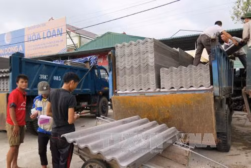 Dân Hà Tĩnh đổ xô đi mua vật liệu xây dựng sau bão số 10 ảnh 8