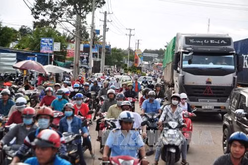 Lái xe lại dùng tiền lẻ mua vé qua trạm thu phí Biên Hòa – Đồng Nai ảnh 2