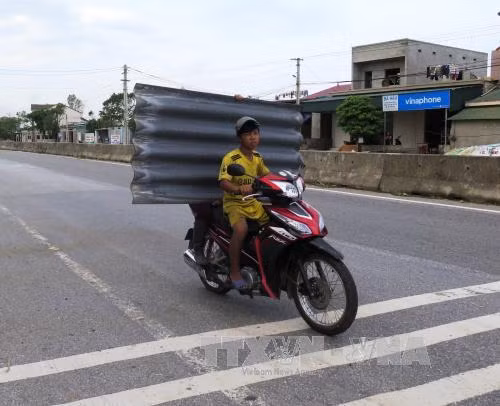 Dân Hà Tĩnh đổ xô đi mua vật liệu xây dựng sau bão số 10 ảnh 5