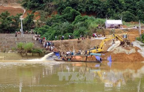  Tìm thấy thi thể hai nạn nhân bị vùi lấp trong vụ sập cầu Tuyên Quang ảnh 1