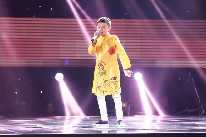 The Voice Kids tập 5: Bạch Duy Khánh xinh như trai Hàn hát 'Chiếc khăn Piêu' ảnh 4