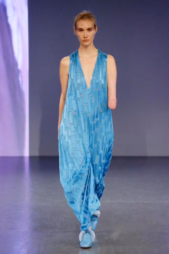 Người mẫu cụt chân từng suýt chết ở Việt Nam trình diễn tại London Fashion Week ảnh 3