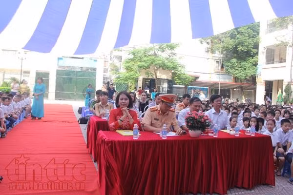 Tuyên truyền an toàn giao thông cho học sinh tiểu học từ đầu năm học mới ảnh 1