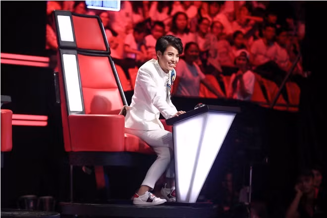The Voice Kids tập 5: Cậu bé 'búi tóc' Quốc Thái khiến sân khấu bùng cháy ảnh 10