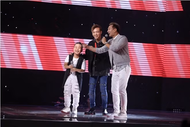 The Voice Kids tập 5: Cậu bé 'búi tóc' Quốc Thái khiến sân khấu bùng cháy ảnh 12