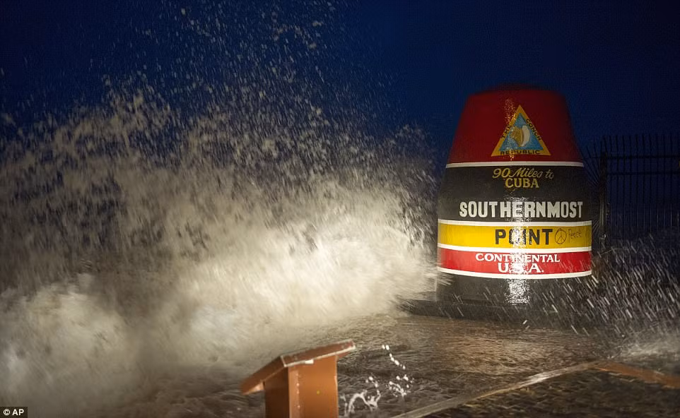 Siêu bão Irma 'dập’ Florida tơi bời với lốc xoáy, gió mạnh ảnh 5