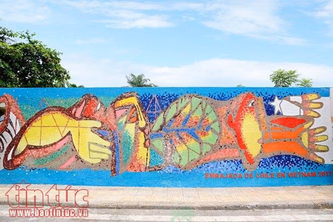 Nghệ sĩ Chile nổi tiếng thế giới thiết kế tranh trên 'Con đường gốm sứ' ảnh 2
