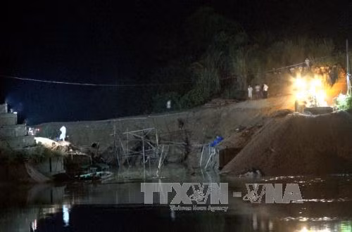 Sập cầu đang thi công, ba người mất tích ảnh 1