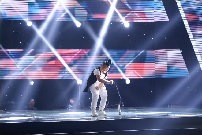 The Voice Kids tập 5: Cậu bé 'búi tóc' Quốc Thái khiến sân khấu bùng cháy ảnh 1