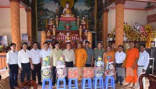 Thăm hỏi, chúc mừng nhân lễ hội cổ truyền Sene Dolta của đồng bào Khmer ảnh 1