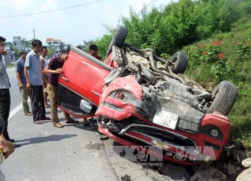 Xe con 'làm xiếc' trên quốc lộ 21 - Nam Định ảnh 1