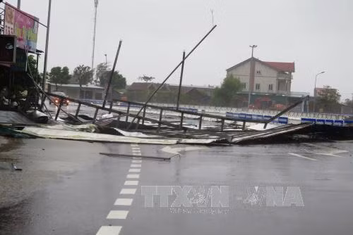 Phó Thủ tướng Trịnh Đình Dũng thị sát Hà Tĩnh ứng phó với hoàn lưu bão ảnh 2