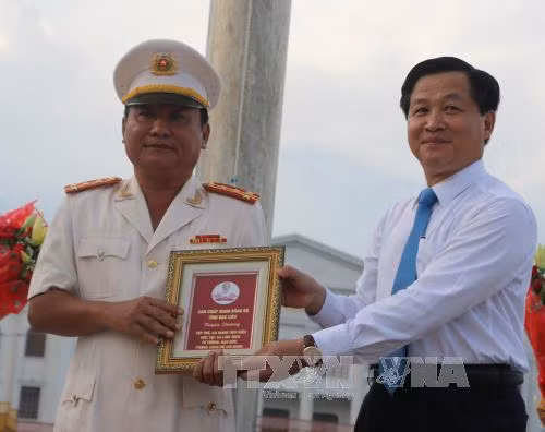 Tuyên dương các điển hình trong học tập và làm theo gương Bác ảnh 2