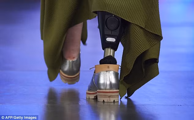 Người mẫu cụt chân từng suýt chết ở Việt Nam trình diễn tại London Fashion Week ảnh 2