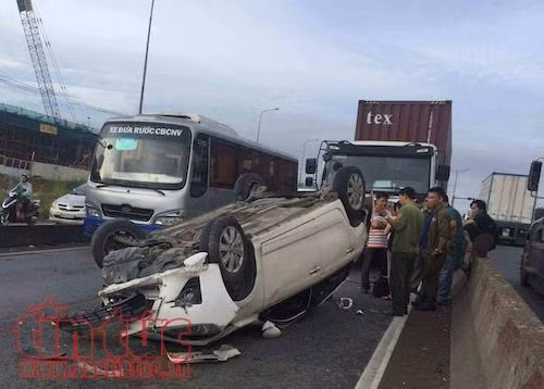 Xe container đâm xe ô tô 4 chỗ lật ‘chổng vó’ ảnh 1