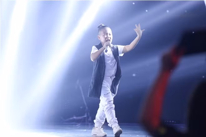 The Voice Kids tập 5: Cậu bé 'búi tóc' Quốc Thái khiến sân khấu bùng cháy ảnh 3