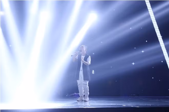 The Voice Kids tập 5: Cậu bé 'búi tóc' Quốc Thái khiến sân khấu bùng cháy ảnh 2