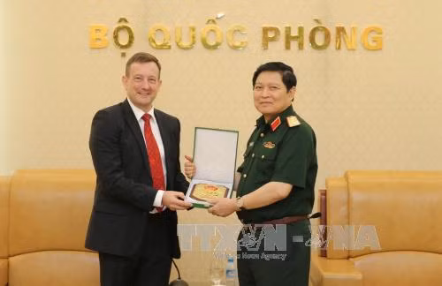Đại tướng Ngô Xuân Lịch tiếp Đại sứ Pháp ảnh 1