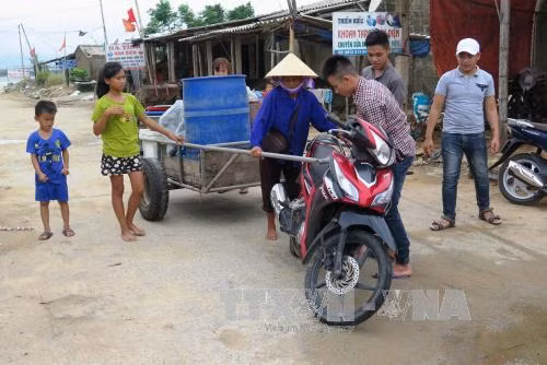 Cận cảnh người dân Hà Tĩnh sơ tán tránh bão số 10 ảnh 5