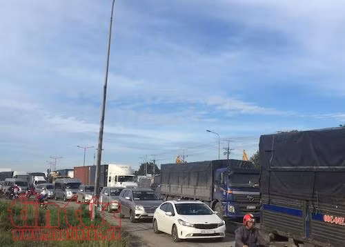 Xe container đâm xe ô tô 4 chỗ lật ‘chổng vó’ ảnh 2