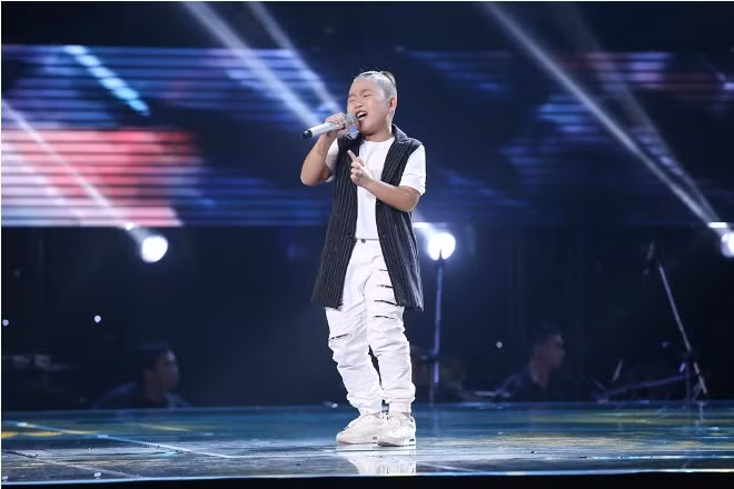The Voice Kids tập 5: Cậu bé 'búi tóc' Quốc Thái khiến sân khấu bùng cháy ảnh 5