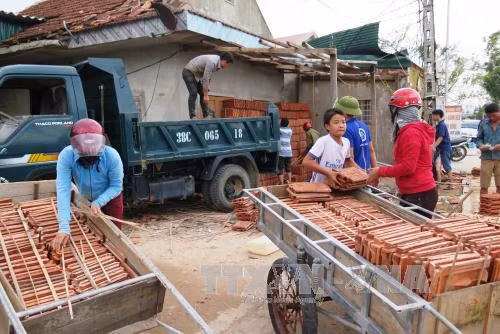 Dân Hà Tĩnh đổ xô đi mua vật liệu xây dựng sau bão số 10 ảnh 7