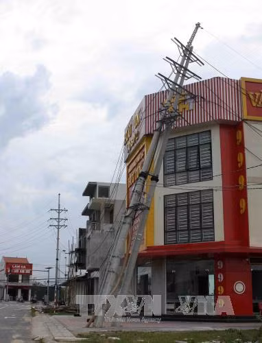 Dân Hà Tĩnh đổ xô đi mua vật liệu xây dựng sau bão số 10 ảnh 2
