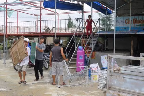 Cận cảnh người dân Hà Tĩnh sơ tán tránh bão số 10 ảnh 6