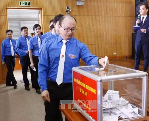 Chung tay hỗ trợ đồng bào miền Trung bị thiệt hại do bão số 10 ảnh 1