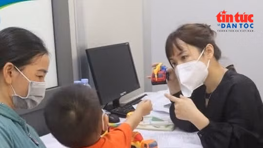 Bác sĩ ơi: Nhận biết sớm dấu hiệu trẻ tự kỷ
